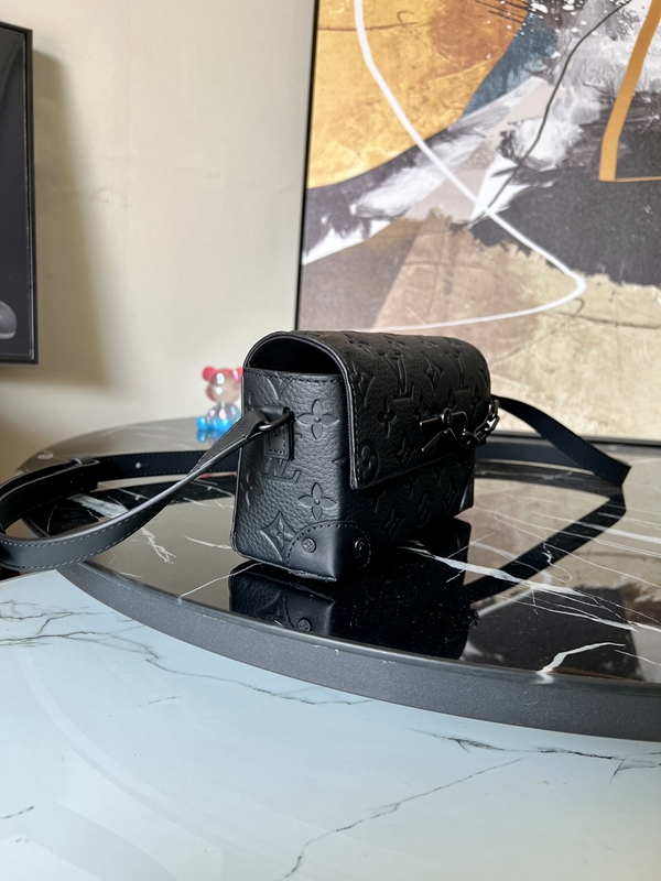 ルイヴィトンバッグ背面デザイン